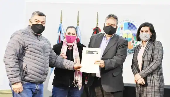 Nuevos beneficiarios del programa Mi Casa accedieron a las  escrituras de sus terrenos