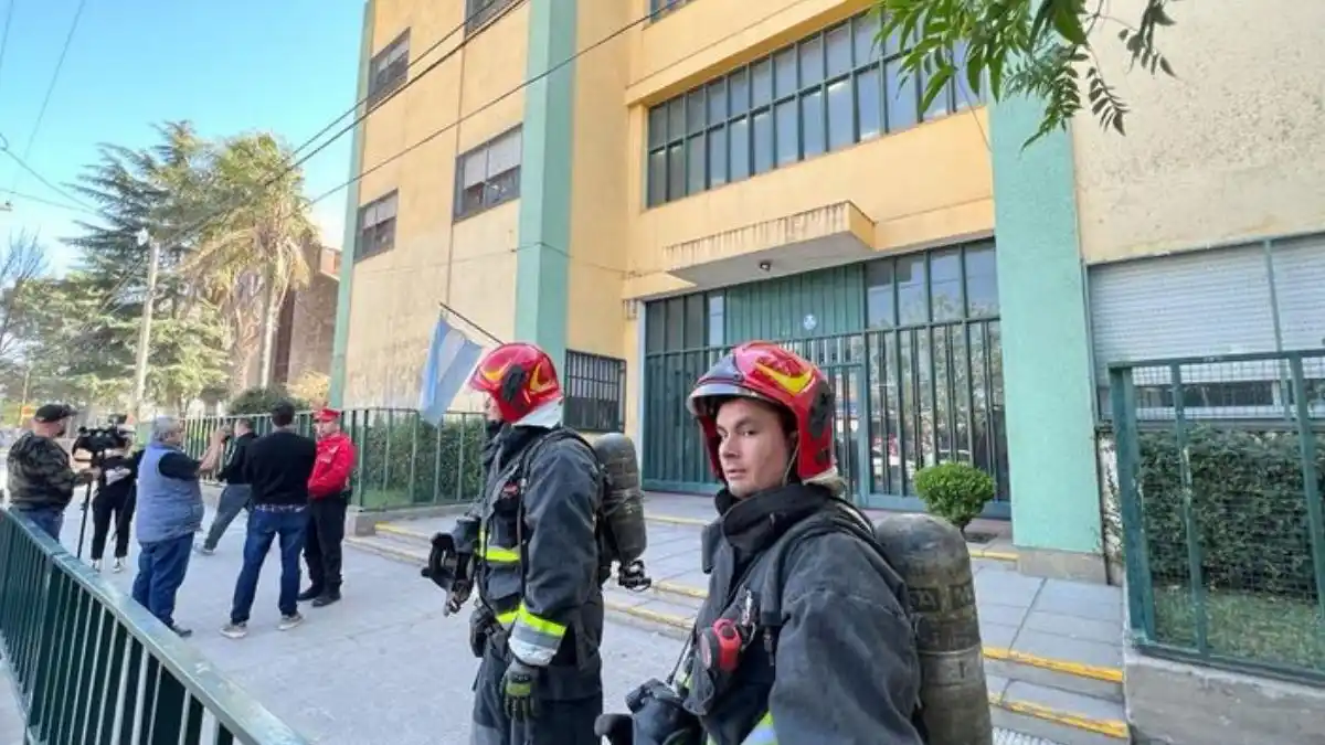 Tres alumnos se quemaron al fallar un experimento en una clase de química