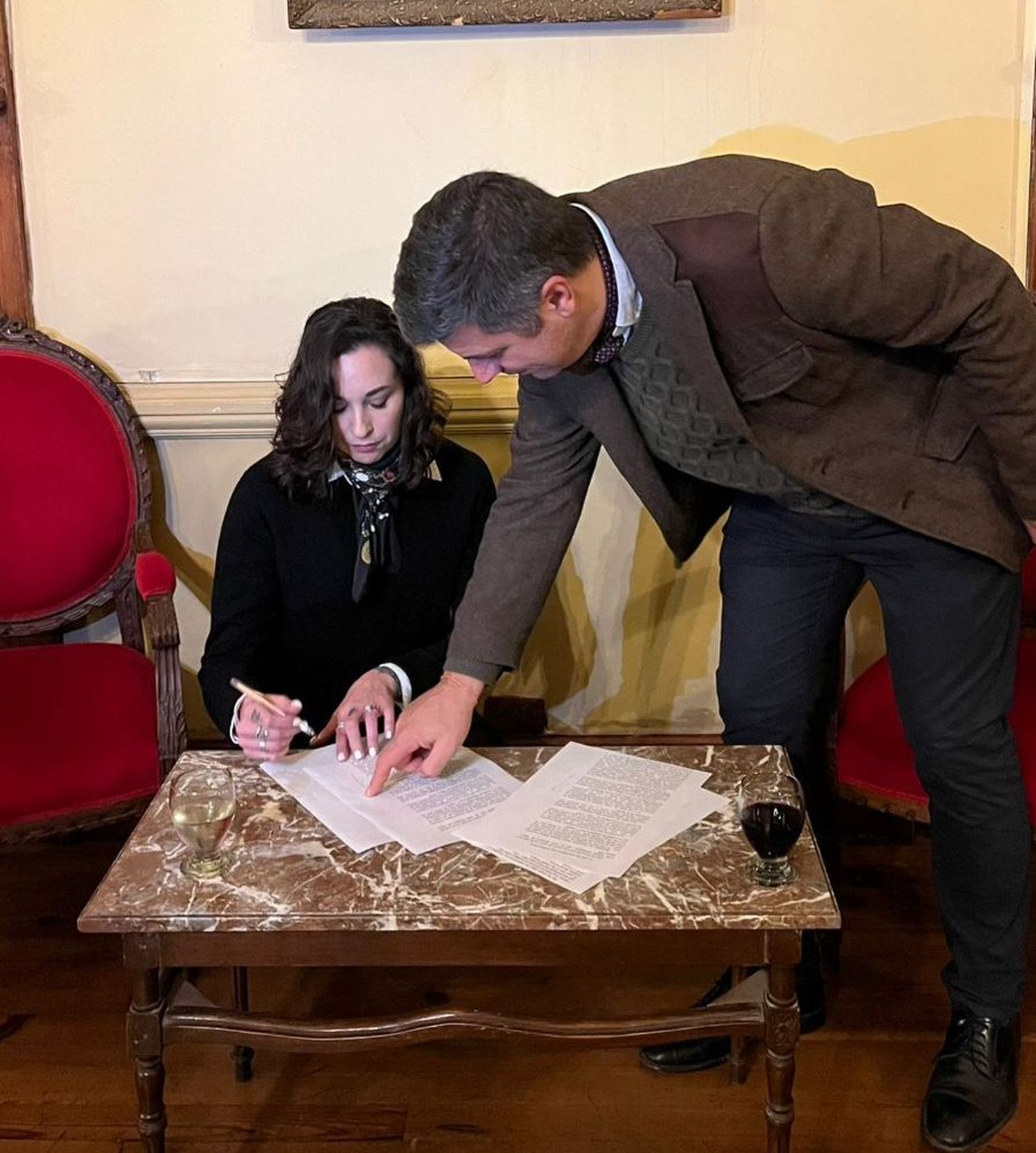 Genara Pabon Ezpeleta y Gervasio Pérez Zurdo firman el acta de entrega de la obra