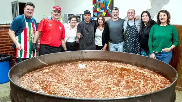 Una paella solidaria en Santa María del Carmen