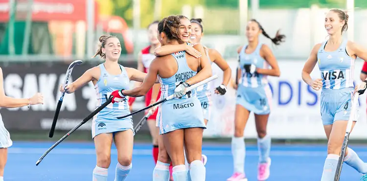 Brisa Bruggeser llega para saludar a Daiana Pacheco tras el primer gol.