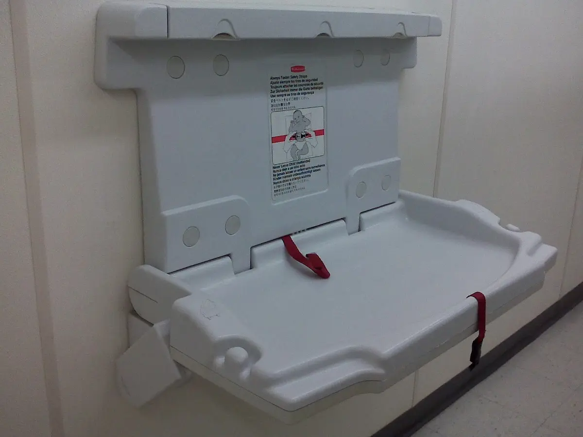 Avanza la ley para que instalen cambiadores de bebés en baños públicos de la Provincia