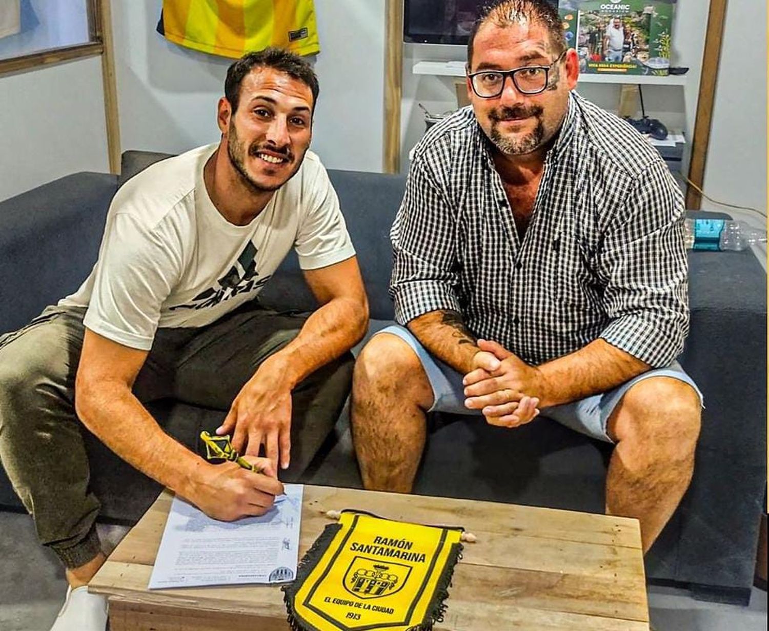 Nicolás Igartúa firmando la renovación