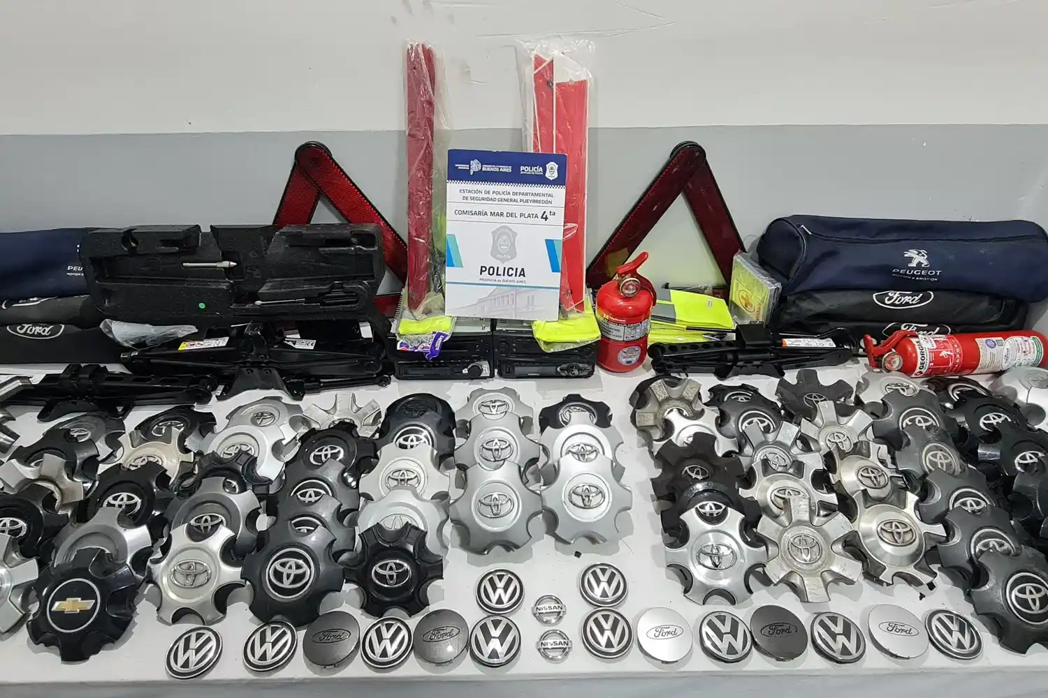 Más de un centenar de tazas de neumáticos fueron secuestradas en este operativo en Villa Primera.