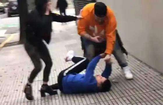 Un youtuber se grabó dándole una violenta golpiza a otro por "pedófilo y violador"