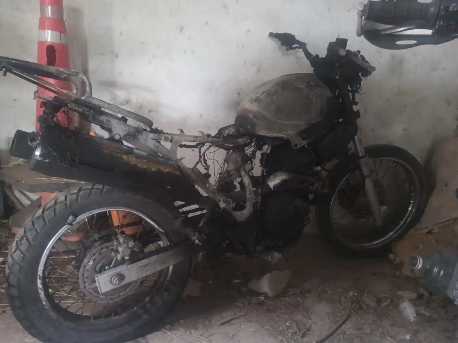 La moto incendiada en el patio del detenido. Crédito: Relaciones Policiales.