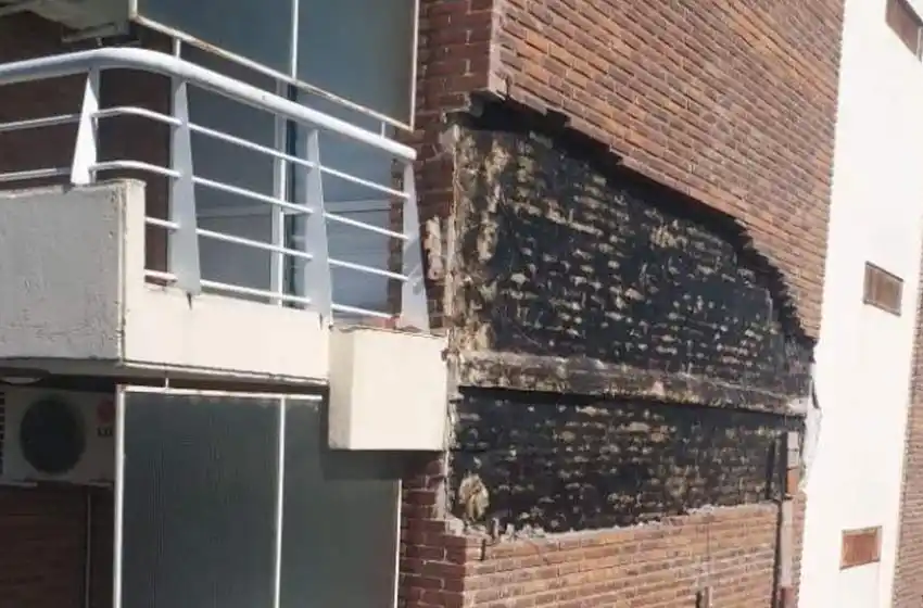 En una misma cuadra, se derrumbó una medianera y se produjo un fogonazo