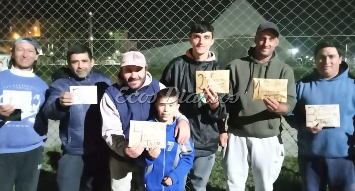 Los seis ganadores posan con sus respectivos premios conseguidos en el “Picadito”