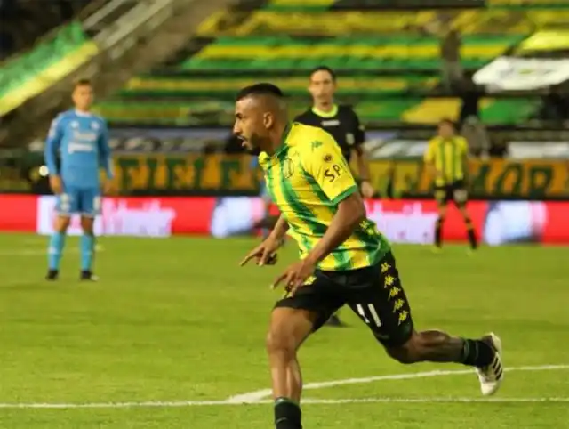 Aldosivi le ganó 2-0 a San Martín de Tucumán en Mar del plata
