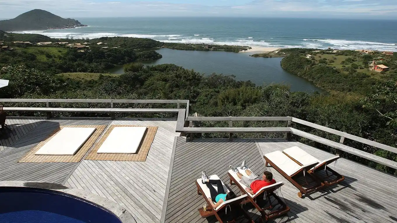 La AFIP oficializó la retención de 5% en las compras de paquetes turísticos y pasajes en efectivo