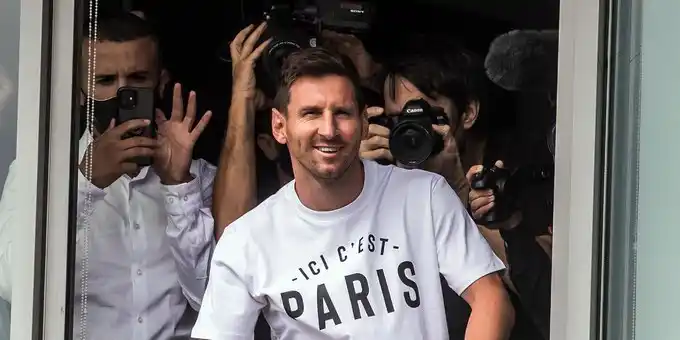 ¡Locura total por Messi en París! Impresionantes imágenes de su llegada al PSG