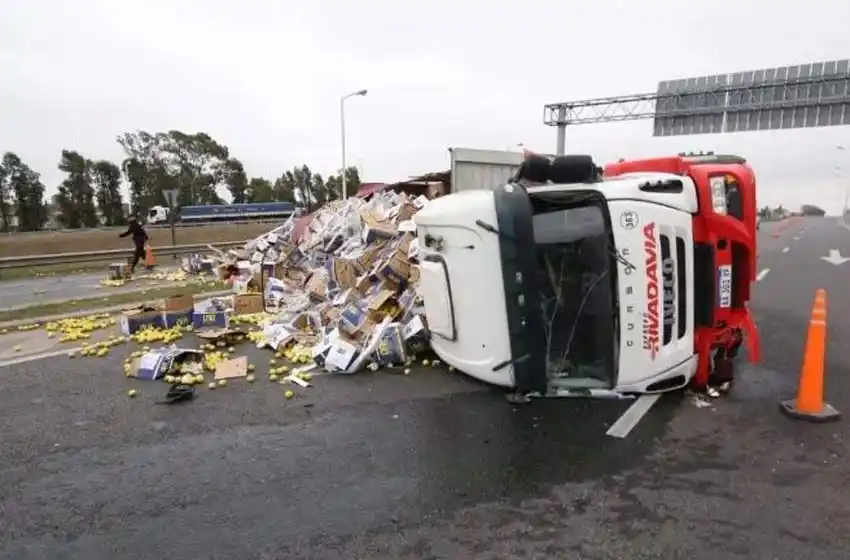 Volcó un camión con treinta toneladas de limones en Circunvalación