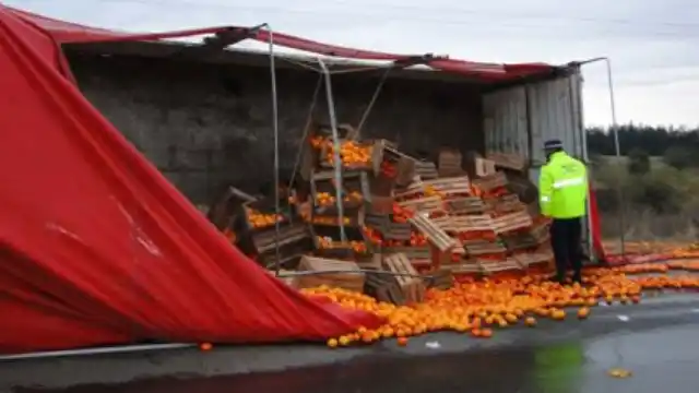 Temporal: Por los fuertes vientos, volcó el acoplado de un camión