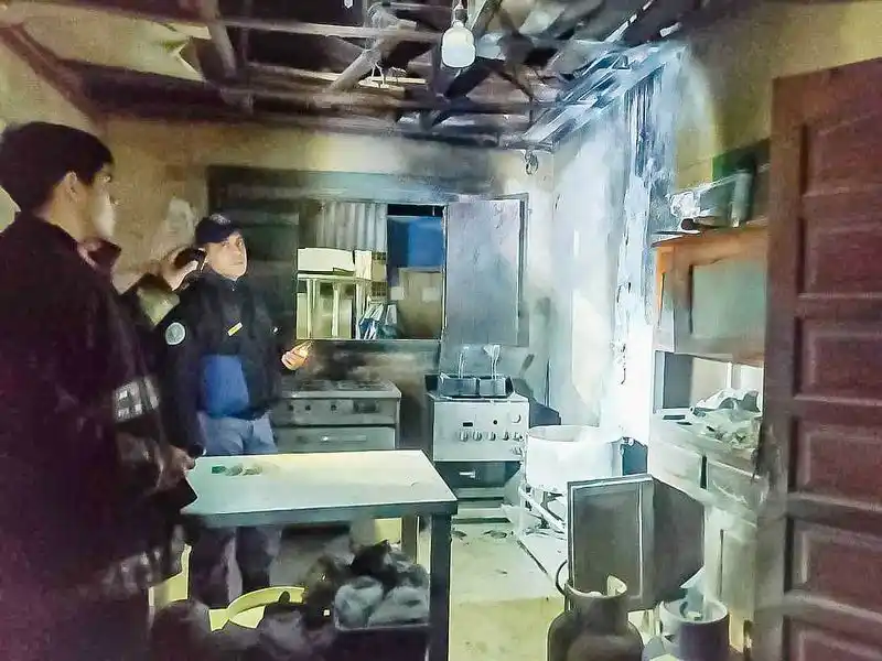 Daños materiales en un principio de fuego en un local comercial del mercadito paraguayo