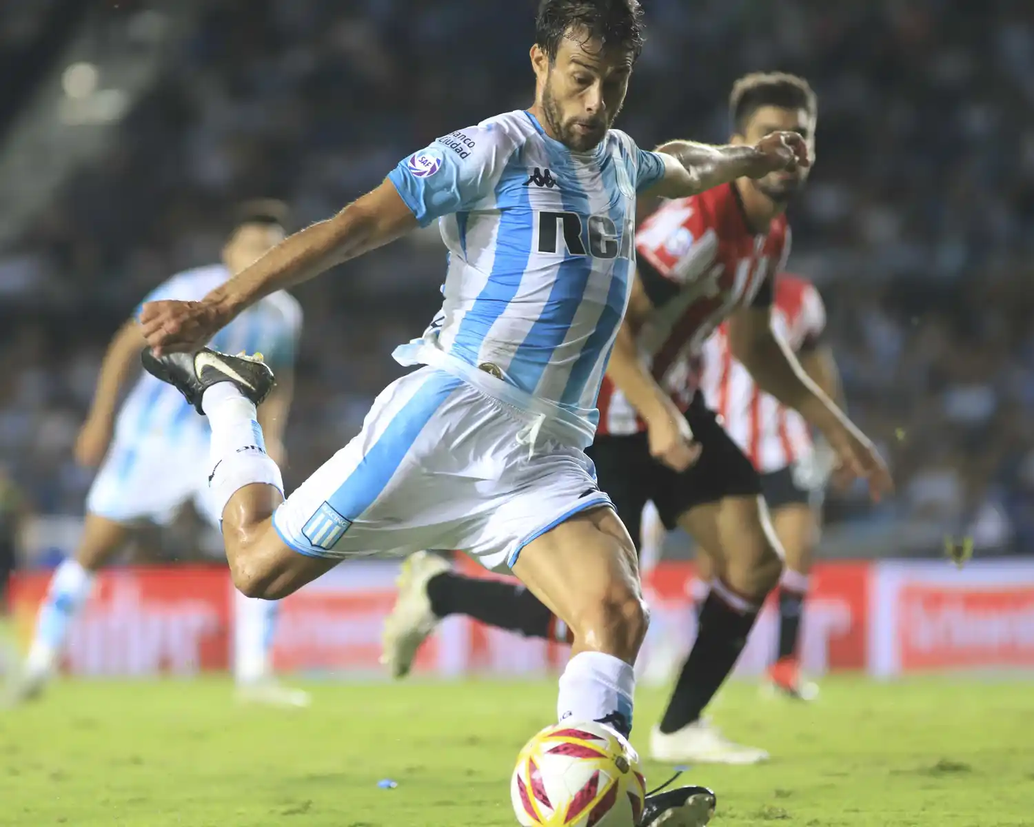 Racing hizo lo justo y dio un gran paso hacia su objetivo
