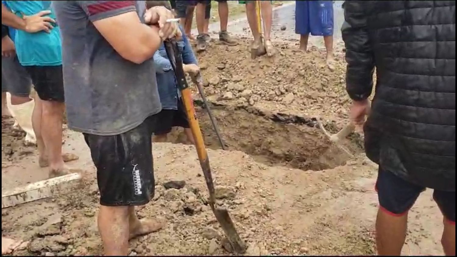 Vecinos de Reconquista rompieron el pavimento para que corra el agua