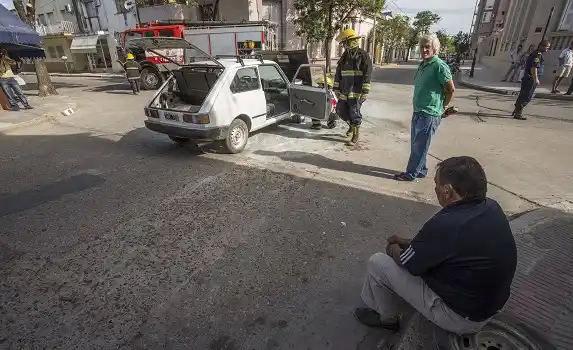 Se incendió un auto en pleno centro de la ciudad