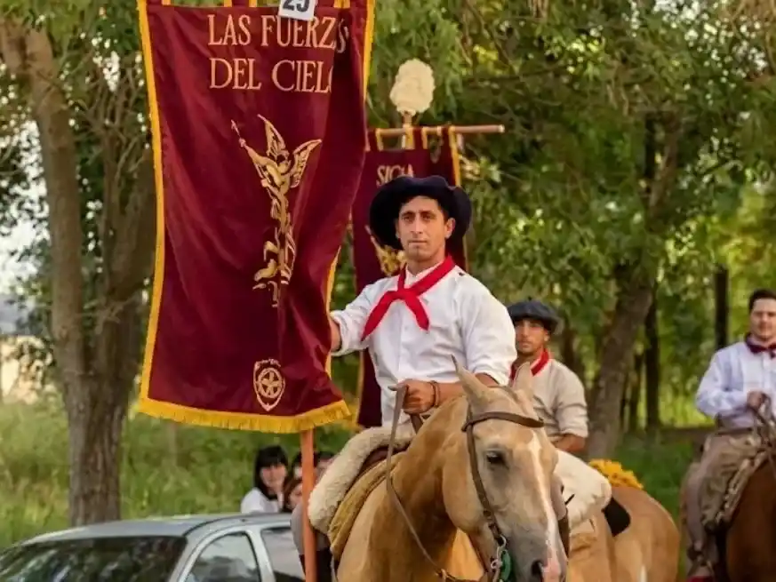 Jinetes libertarios desfilaron con estandartes en el festival de doma de Diamante.