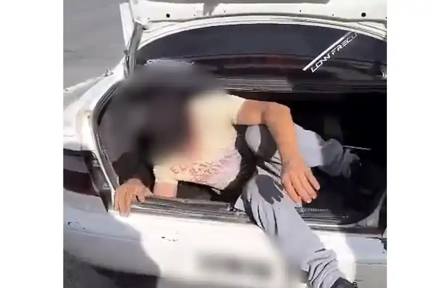 Fue descubierto dentro del baúl durante un control policial en la ruta E-55.Fue descubierto dentro del baúl durante un control policial en la ruta E-55.