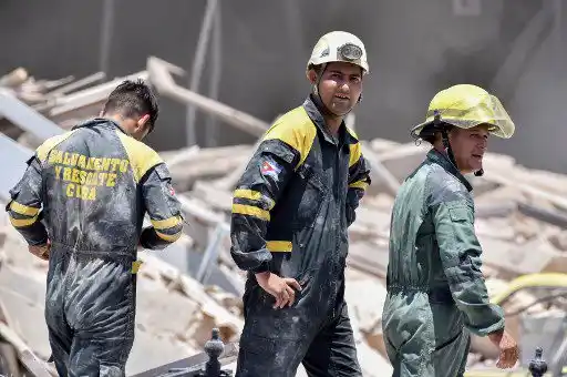 Ocho personas murieron y unas 30 resultaron heridas en una potente explosión que destruyó el viernes en parte un hotel de cinco estrellas en el centro de La Habana. 