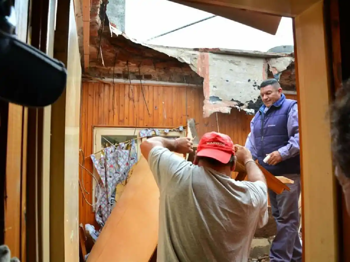 Se desprendió parte del techo de una casa en Bº Jardín: no hay heridos