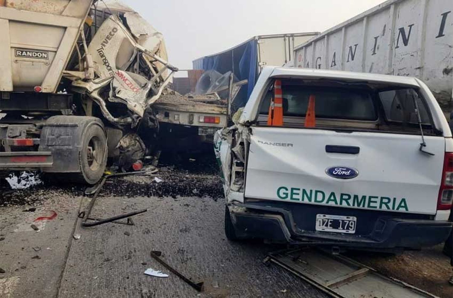 Humo y niebla: masivo choque en cadena en la autopista Rosario-Buenos Aires