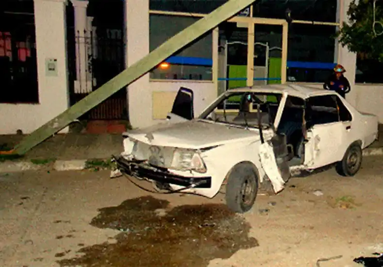 Chocó con una columna de alumbrado y falleció