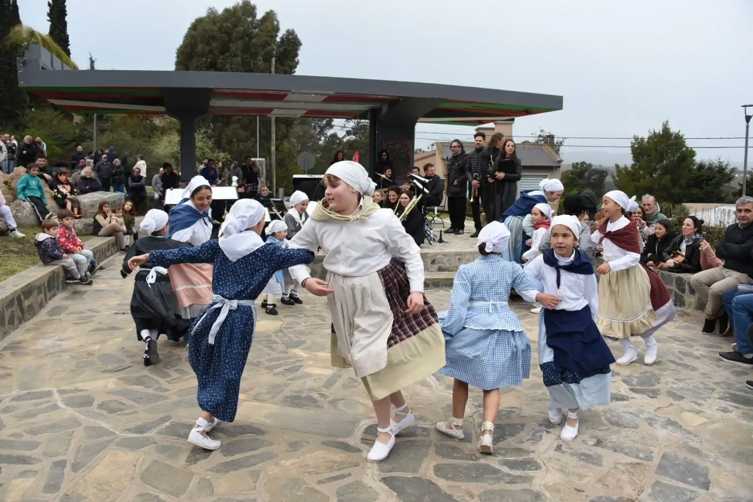 Danzas típicas para la re inauguración de la Fuente de los Vascos.