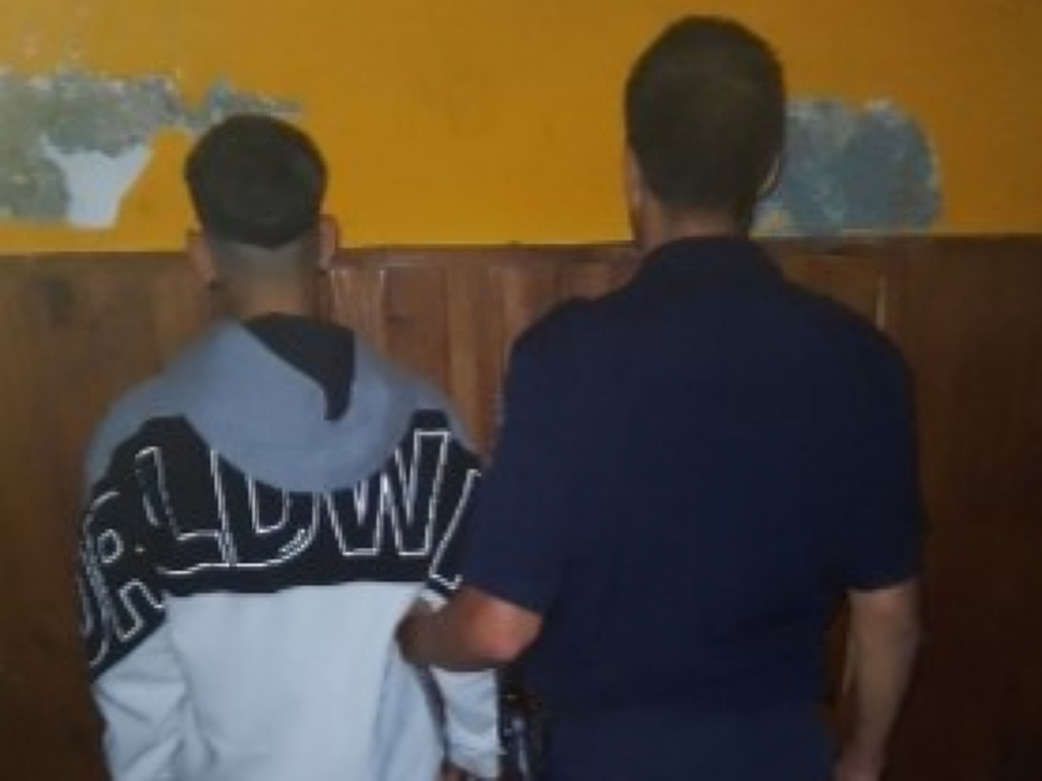 Robó carne, lo aprehendieron y mordió a un policía para escapar