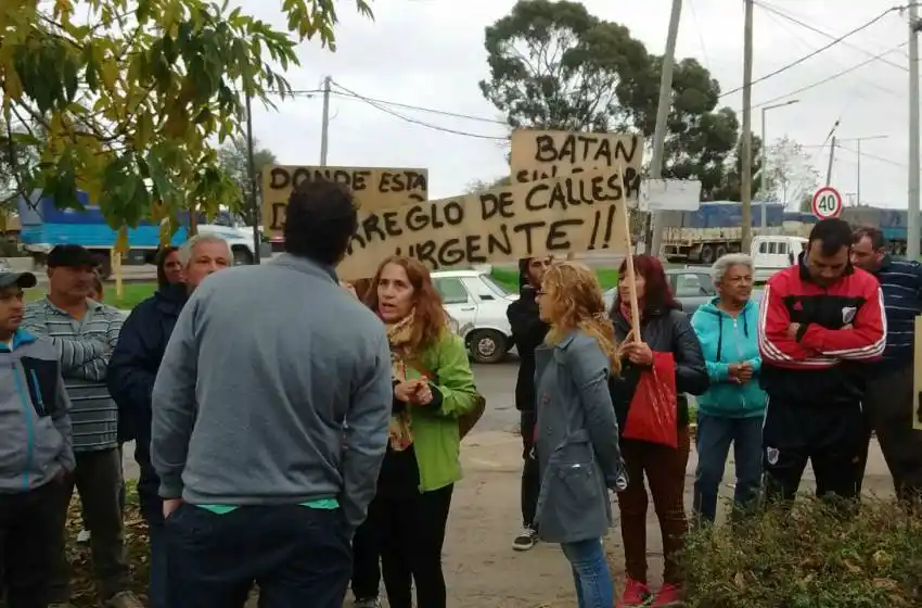 Batán, y otro reclamo por las calles: "Parecen una pista de hielo"