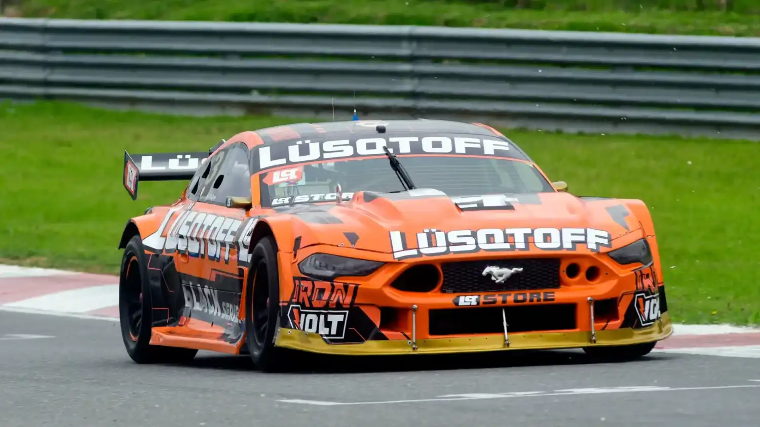 Mauricio Lambiris y su Mustang sumaron un gran triunfo en la fecha del TC en Rosario