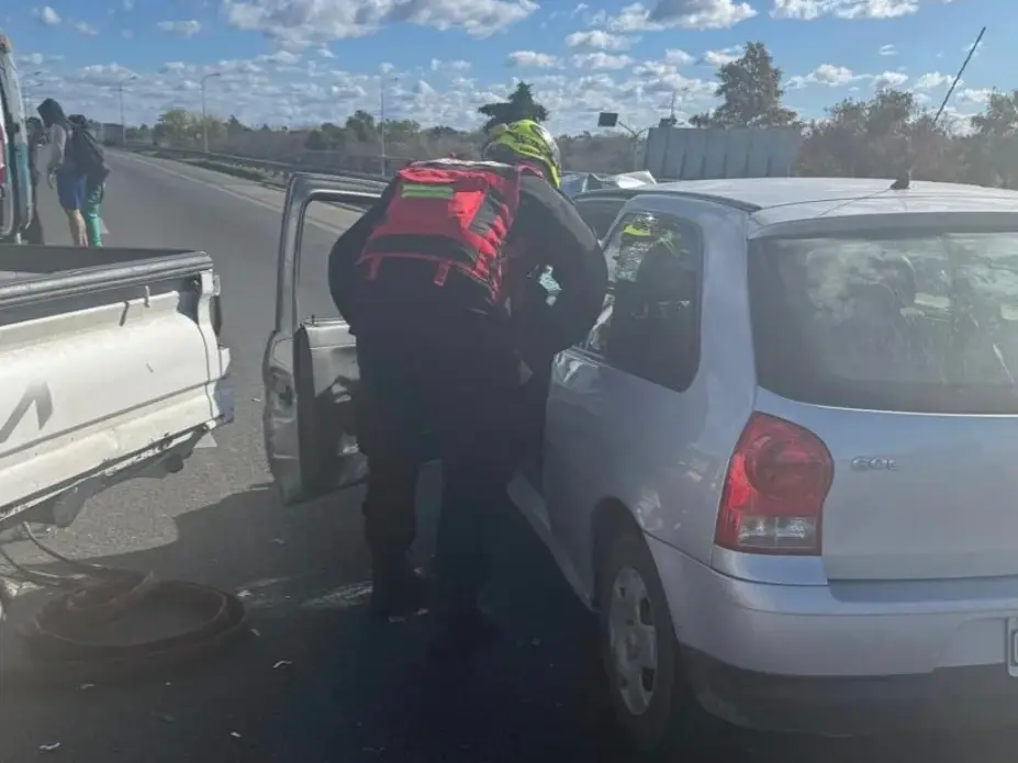 Tuvieron que liberar a un hombre que quedó atrapado en su auto tras chocar contra una camioneta en la zona sur