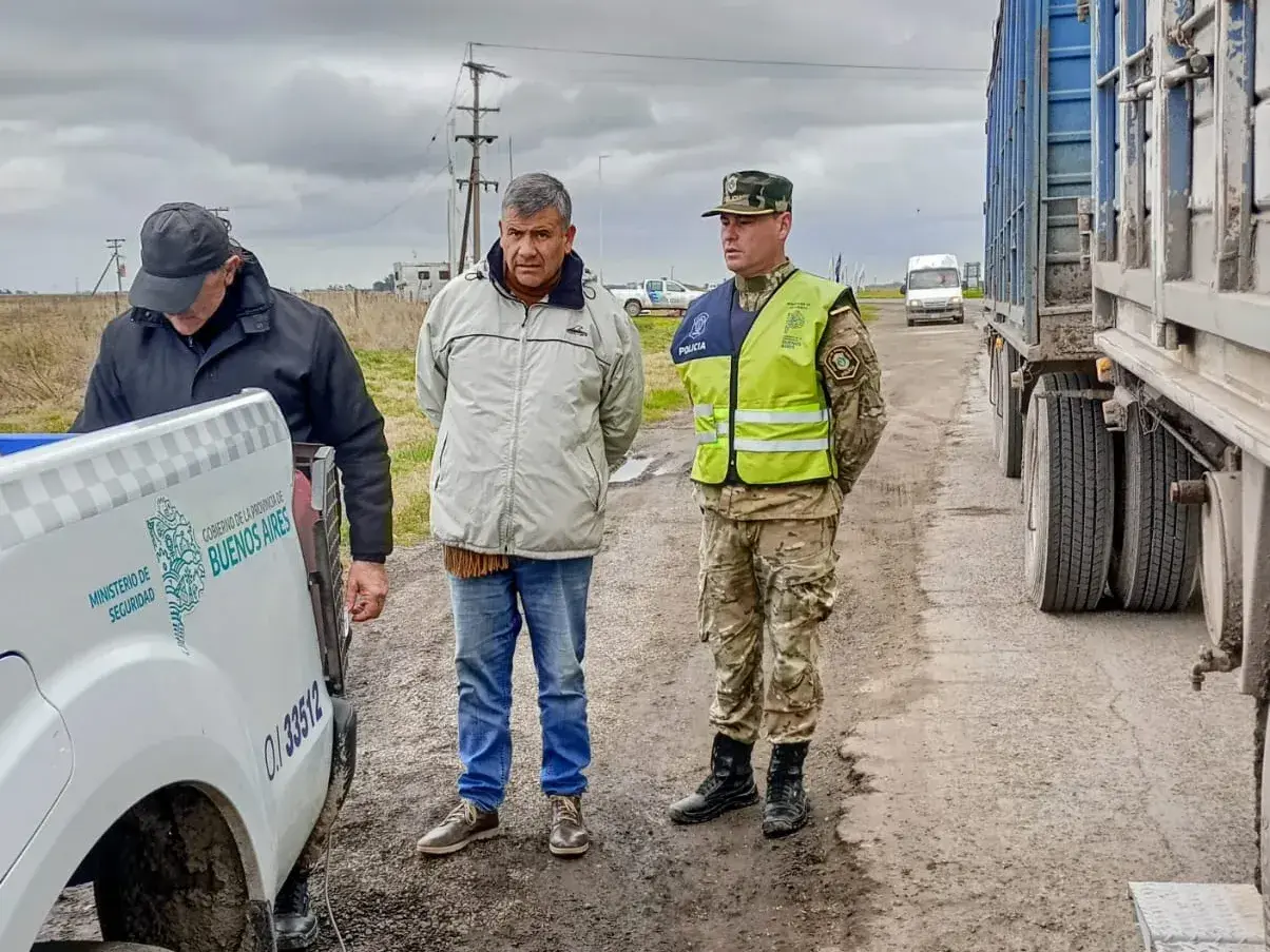 Realizaron un operativo de control vehicular y pesaje de camiones en la rotonda de la 228