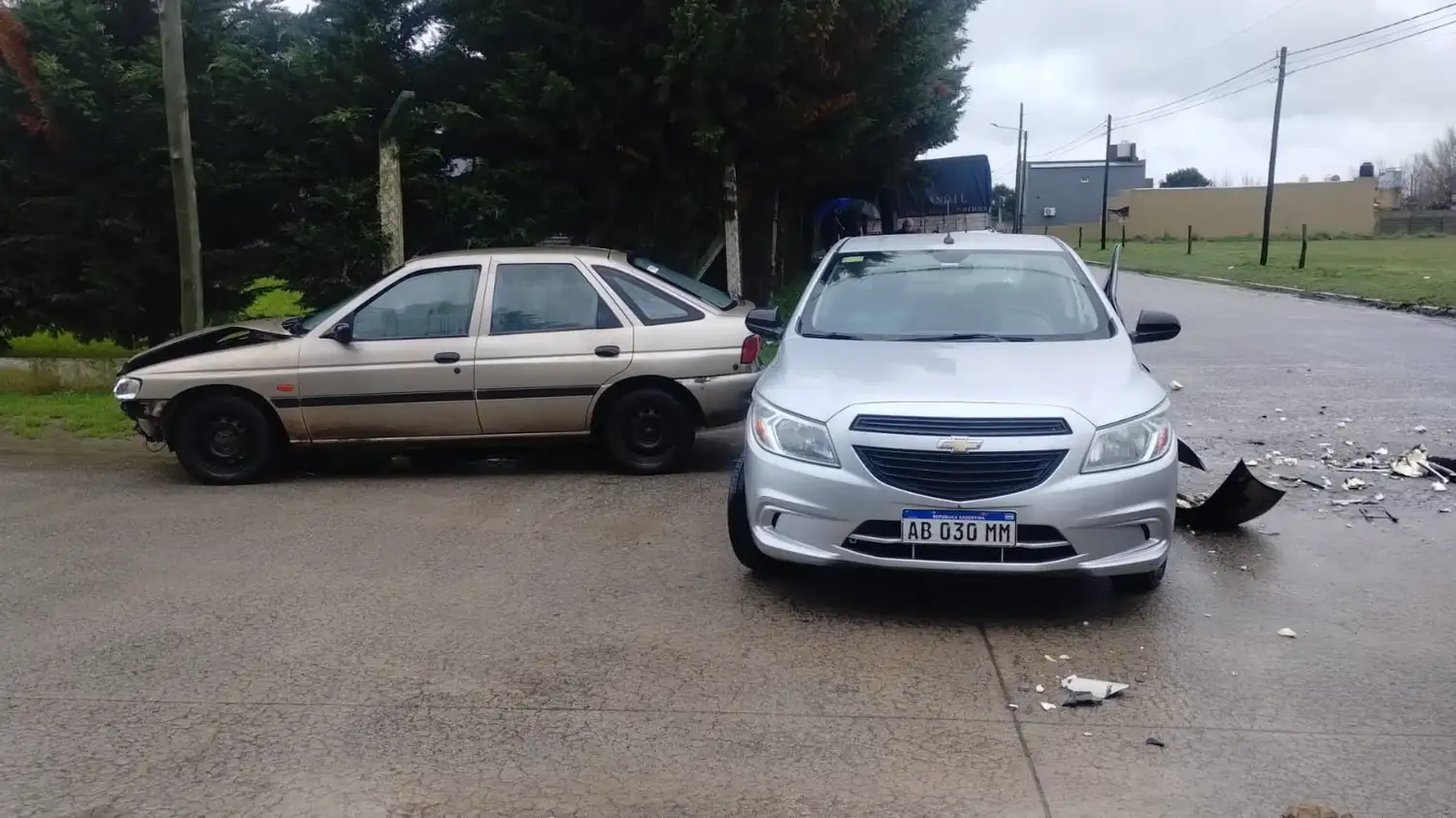Choque entre dos autos en Salceda y Rosales: dos personas fueron trasladadas al Hospital