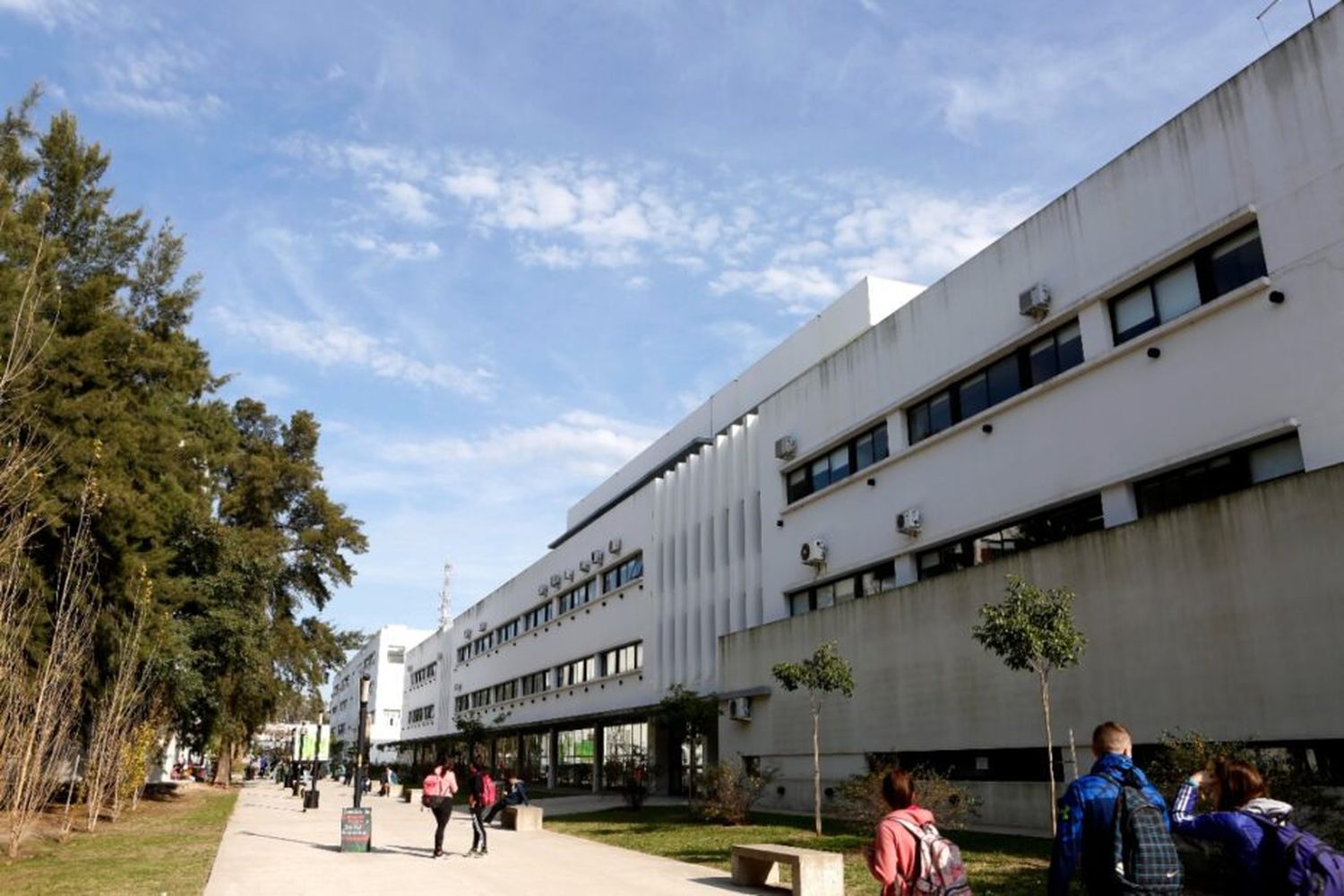 Alumnos presos fueron a rendir un examen y escaparon: hubo disparos en plena facultad