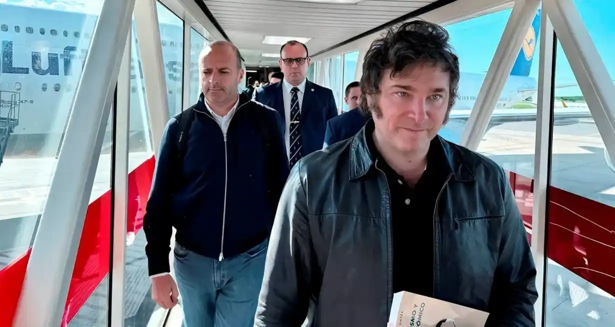 El Presidente Javier Milei llegó este viernes a primera hora desde Davos y toda la atención está puesta en el tratamiento de la ley de "Bases". Créditos NA