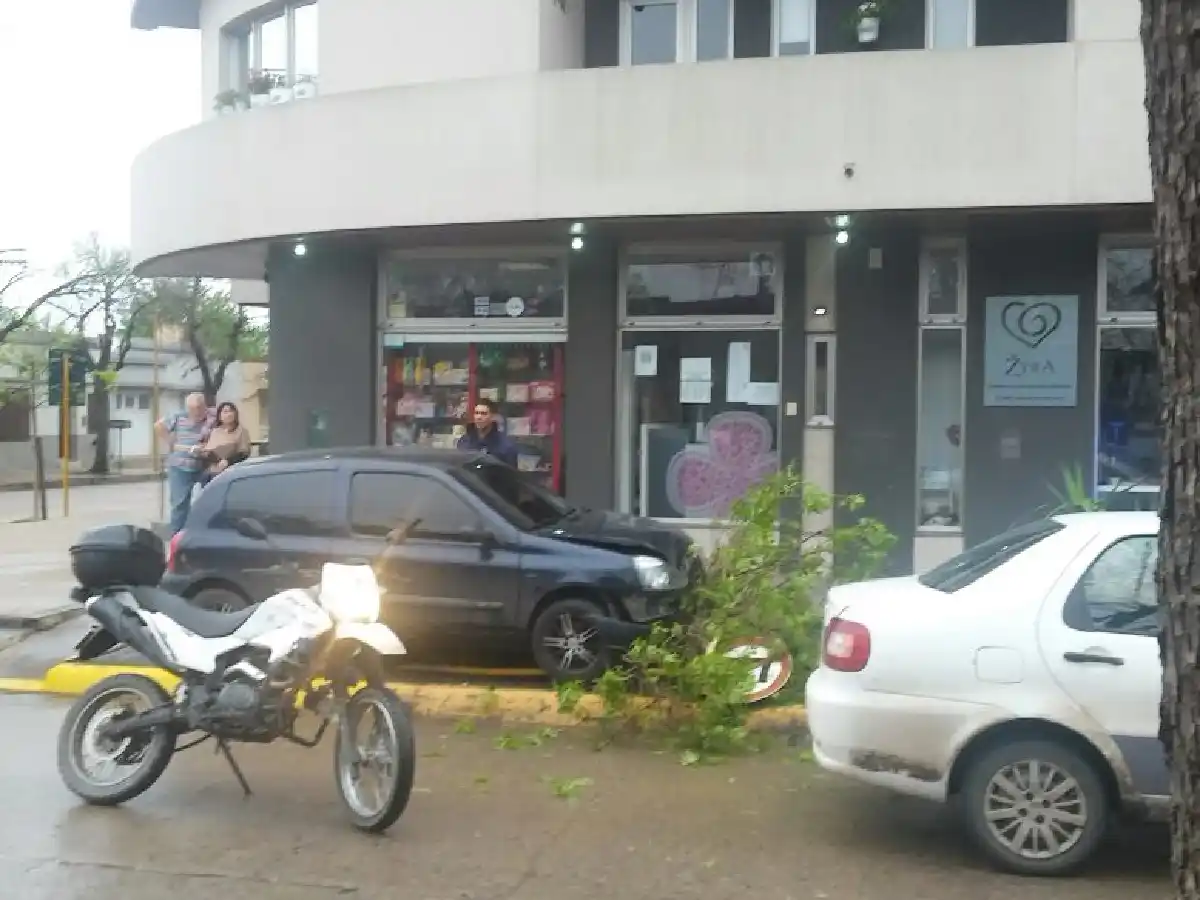 Automovilista perdió el control y terminó arriba de la vereda