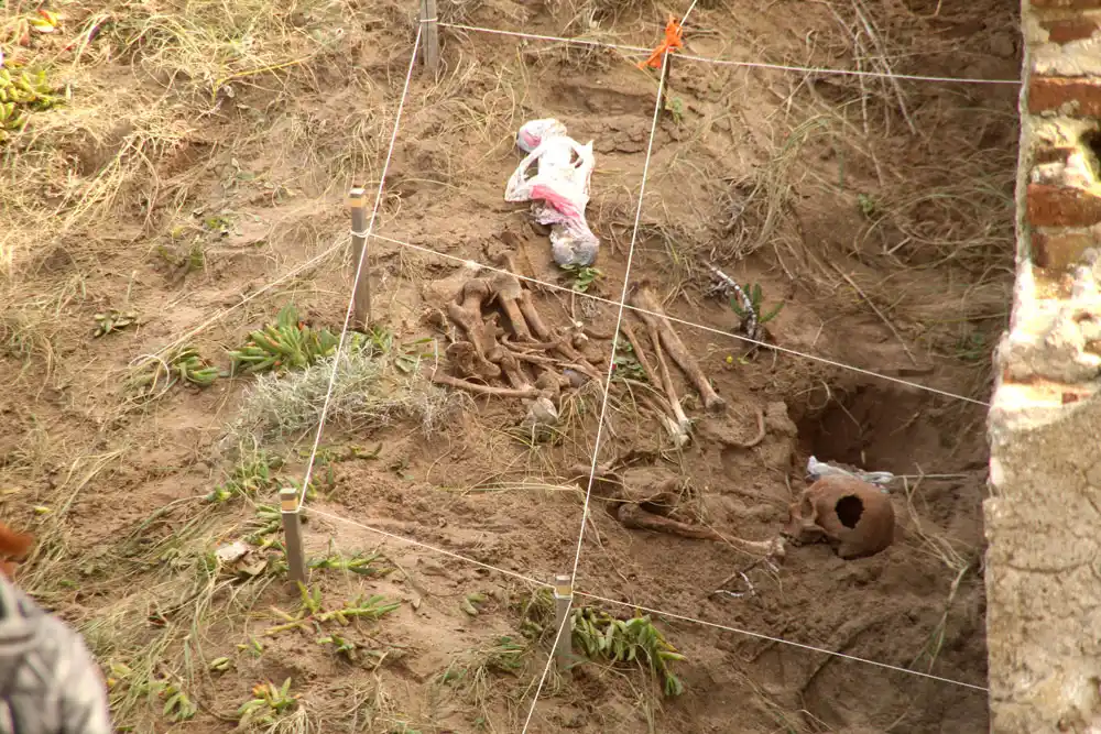 Sigue la investigación, tras el hallazgo de restos óseos enterrados en un médano