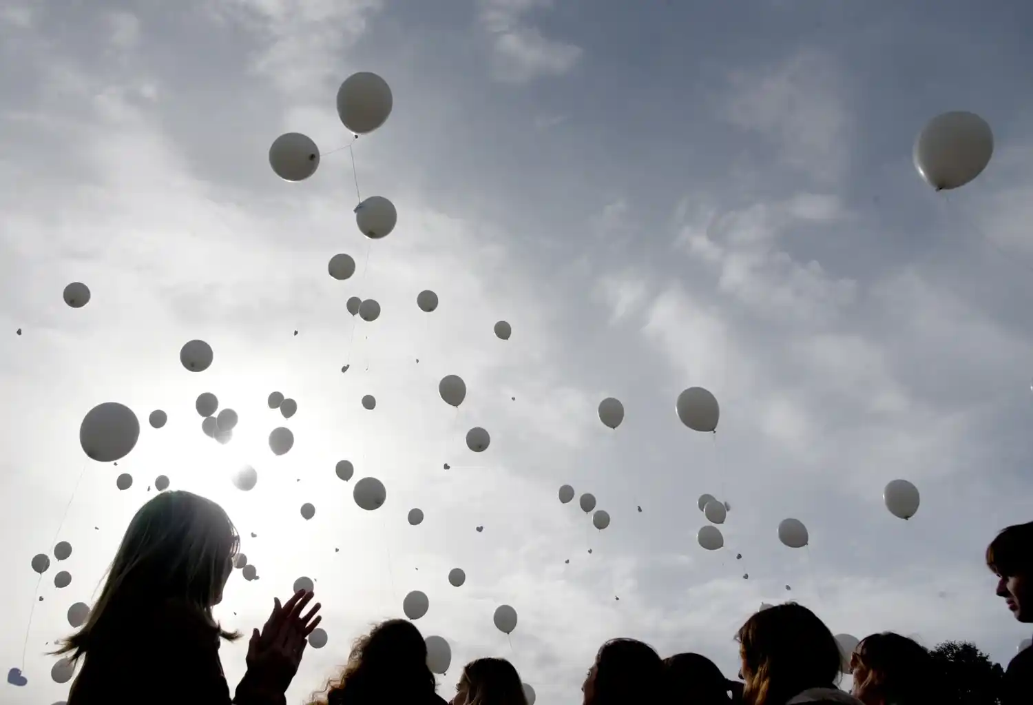 Globos blancos con mensajes en recuerdo de Iván.