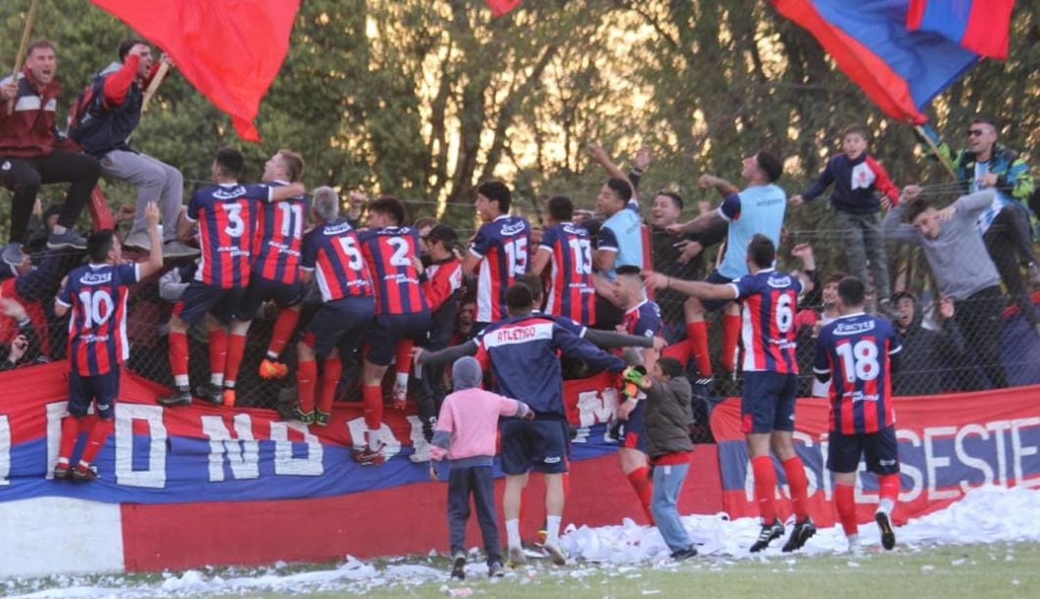 Atlético se quedó con el clásico y habrá tercer partido