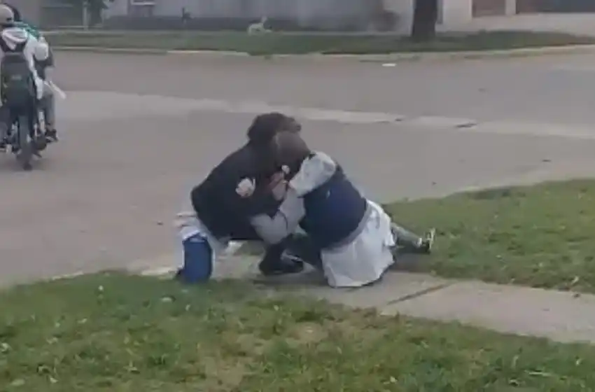 Violencia escolar en Santa Fe: dos chicas a los golpes mientras son filmadas por compañeros