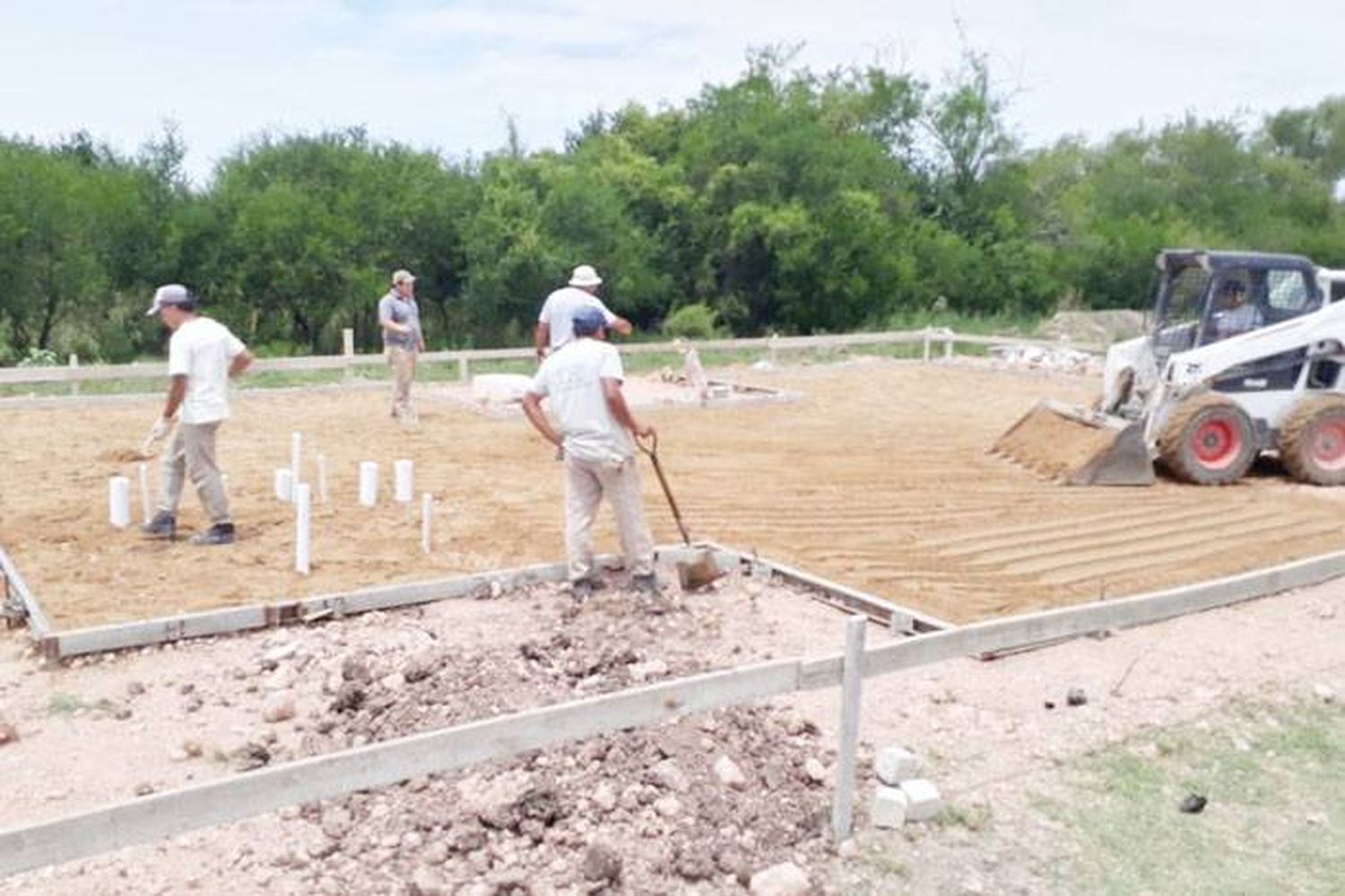 Comienzan la construcción de 16 viviendas en Caseros, con recursos propios