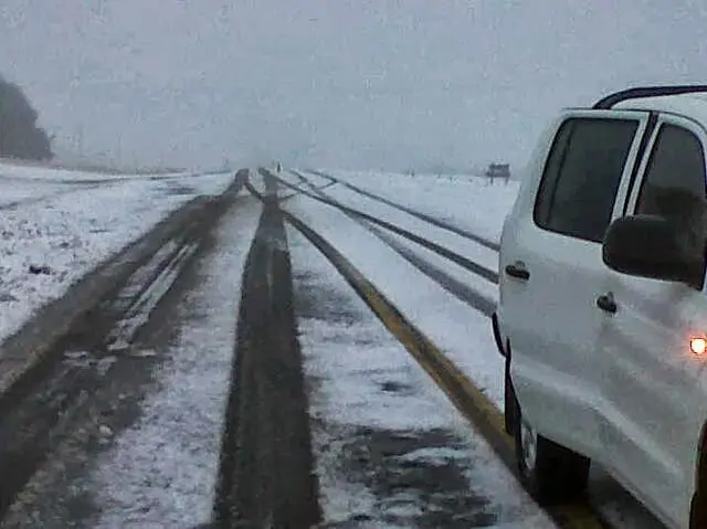 Pese a la nieve, habilitan provisoriamente el tránsito en la Ruta 76 en Sierra de la Ventana