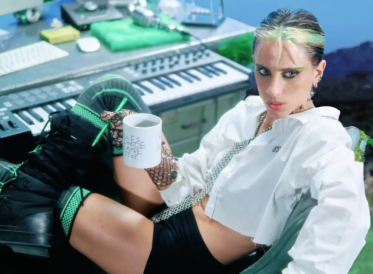 Clara Cava es una reconocida cantante, compositora y productora.