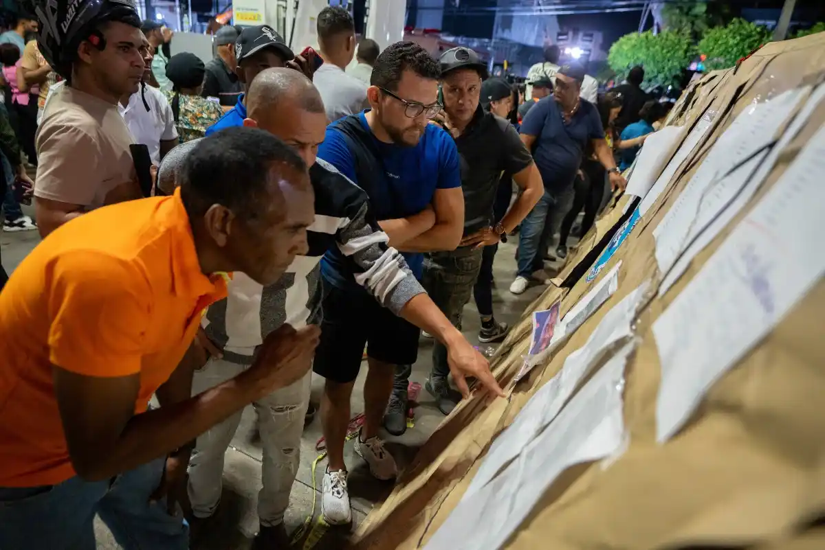 SE AFERRAN A UN MILAGRO: Familiares de desaparecidos en derrumbe de discoteca no pierden la esperanza