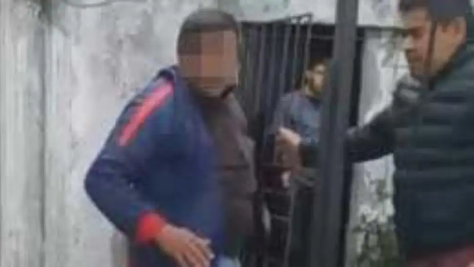 Molieron a golpes a un degenerado que se masturbó frente a una menor