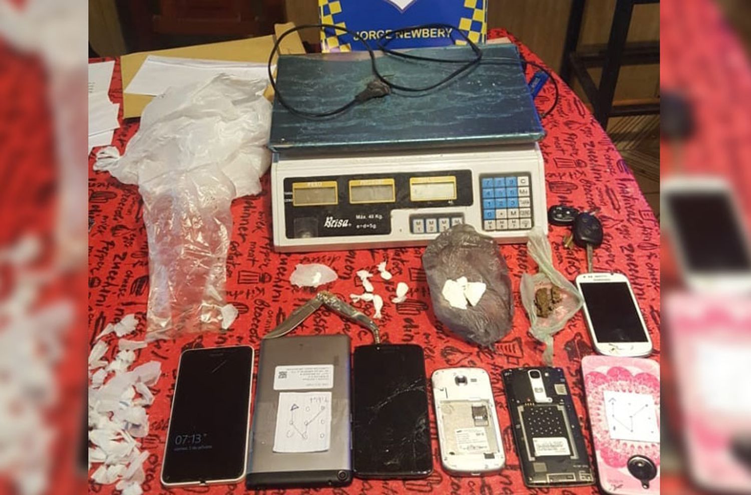 Cayeron tres hombres por venta de droga en el barrio Centenario