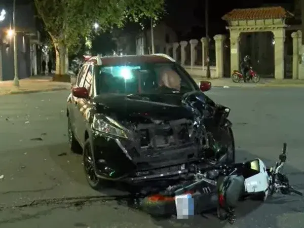 Fuerte choque entre un auto y una moto en zona oeste