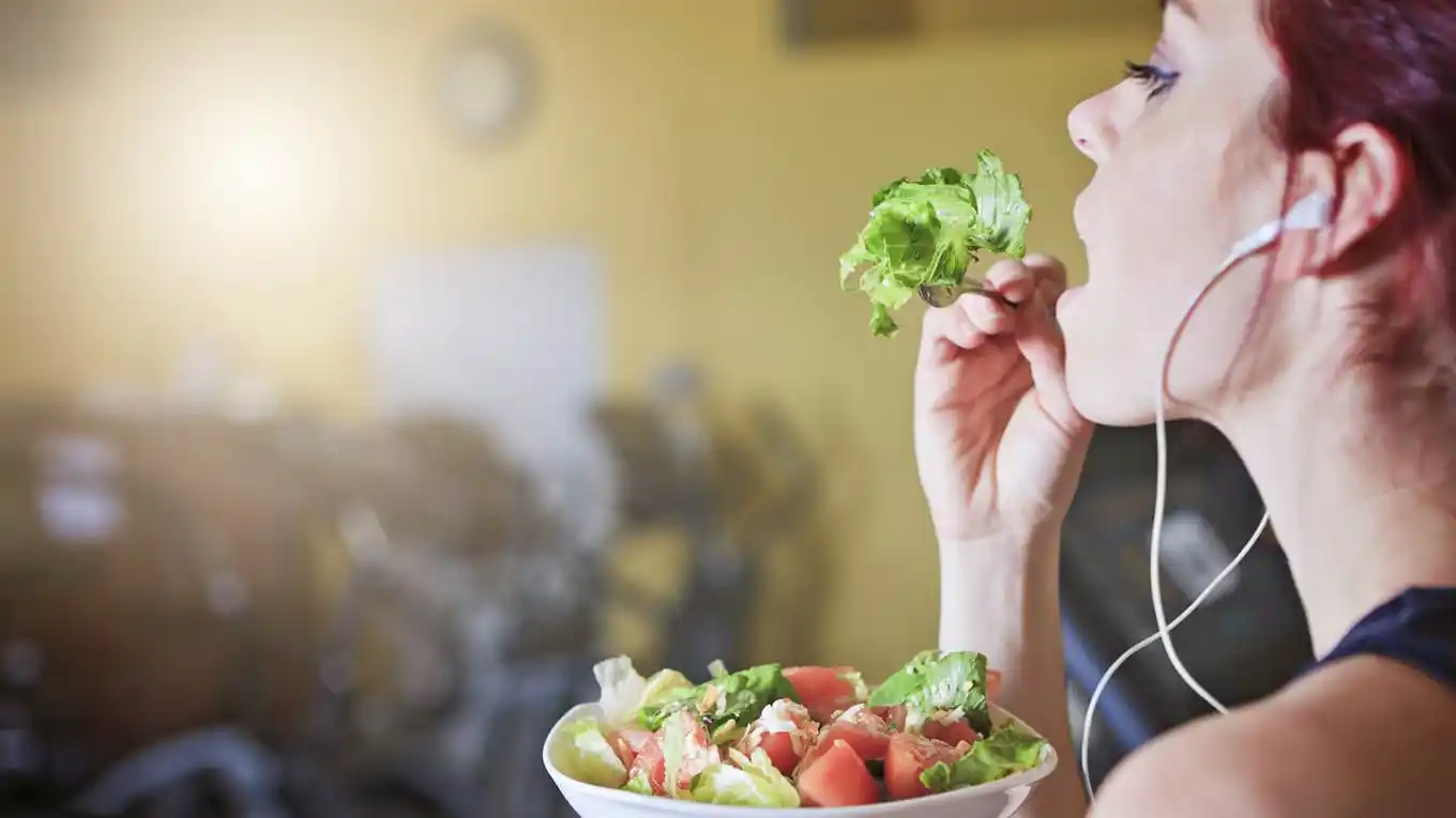 Por qué deberías sentarte siempre que comés