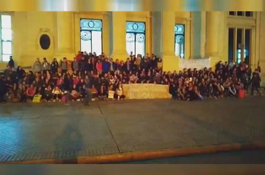 Los estudiantes del Superior de Comercio volvieron a tomar la escuela